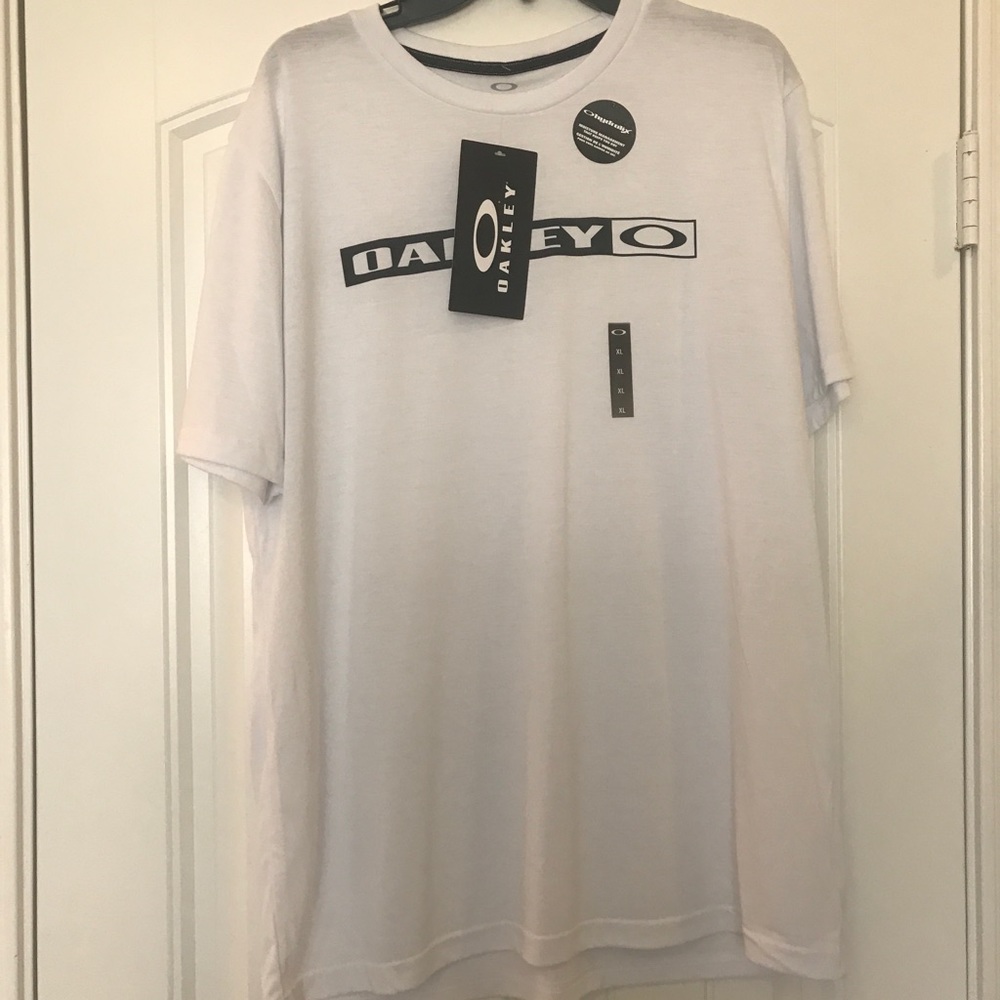 Men’s Oakley T-shirt
